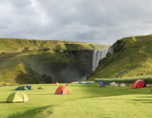 kempovani-u-vodopadu-skogafoss